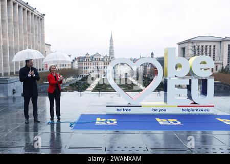 Brüssel, Belgien Januar 2024. Der belgische Premierminister Alexander de Croo(L) und die Präsidentin der Europäischen Kommission Ursula von der Leyen enthüllen das Logo der belgischen Präsidentschaft am 5. Januar 2024 in Brüssel, Belgien. Belgien übernahm am 1. Januar 2024 die sechsmonatige Präsidentschaft des Rates der Europäischen Union. Quelle: Zhao Dingzhe/Xinhua/Alamy Live News Stockfoto