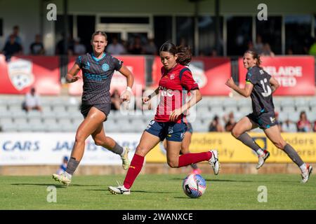 Adelaide, Australien. Januar 2024. Adelaide, Australien, 6. Januar 2024: Nanako Sasaki (12 Adelaide United) kontrolliert den Ball während des Liberty A-League-Spiels zwischen Adelaide United und Melbourne City im Marden Sports Complex in Adelaide, Australien (Noe Llamas/SPP) Credit: SPP Sport Press Photo. /Alamy Live News Stockfoto