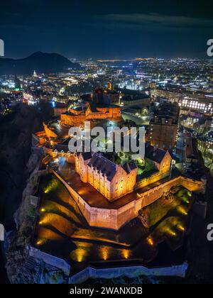 Nächtliche Luftaufnahme von Edinburgh Castle, Edinburgh, Schottland, Großbritannien Stockfoto