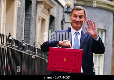 Aktenfoto vom 15./03/23 des Finanzministers Jeremy Hunt, der sagte, er weiß nicht, ob er es sich leisten kann, Steuern für britische Haushalte zu senken, da am Samstag eine nationale Versicherungsermäßigung in Kraft trat. Herr Hunt sagte, er wolle die Steuerlast weiter verringern, die bis zum Ende dieses Jahrzehnts voraussichtlich auf den höchsten Stand seit dem Zweiten Weltkrieg steigen werde. Aber im Gespräch mit Reportern sagte der Kanzler, er sei nicht sicher, ob er es sich leisten könne, Steuern zu senken. Ausgabedatum: Samstag, 6. Januar 2024. Stockfoto