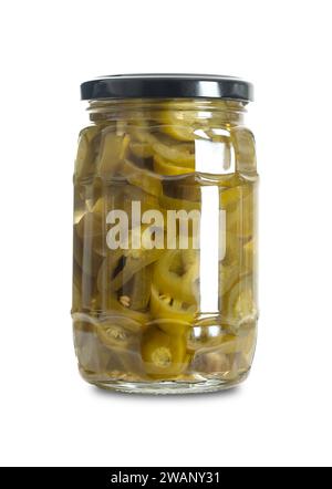 Jalapeno-Scheiben, eingelegt in einem Glas. Mittelgroße heiße, grüne Chilischoten, in Querschnitte geschnitten, pasteurisiert und in einer Salzlake haltbar gemacht. Stockfoto