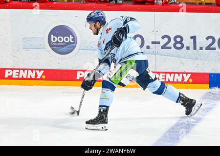 Eishockey DEL - 35. Spieltag: Düsseldorfer EG vs Straubing Tigers am 05.01.2024 im PSD Bank Dome in Düsseldorf Straubings Stephan Daschner (Nr.9) Foto: Osnapix Stockfoto