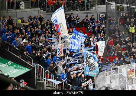 Eishockey DEL - 35. Spieltag: Düsseldorfer EG vs Straubing Tigers am 05.01.2024 im PSD Bank Dome in Düsseldorf Straubinger Gästeblock Foto: Osnapix Stockfoto