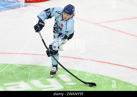 Eishockey DEL - 35. Spieltag: Düsseldorfer EG vs Straubing Tigers am 05.01.2024 im PSD Bank Dome in Düsseldorf Straubings Mario Zimmermann ( Nr.13) Foto: Osnapix Stockfoto