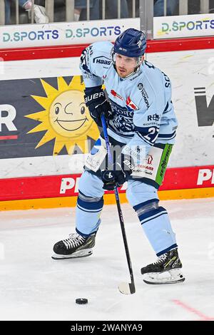 Eishockey DEL - 35. Spieltag: Düsseldorfer EG vs Straubing Tigers am 05.01.2024 im PSD Bank Dome in Düsseldorf Straubings Sandro Schönberger (Nr.27) Foto: Osnapix Stockfoto