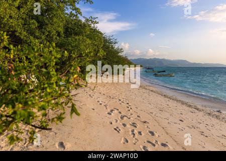 Sonnenuntergang am Strand mit Wolken, Gili Meno, Indonesien Stockfoto