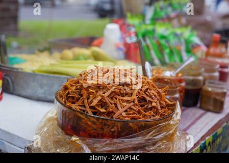 Salsa macha mit knusprigen Tortillas an einem Straßenstand. Stockfoto