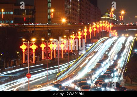 Peking, China. Januar 2024. Die Muxidi-Überführung an der Pekinger Chang'an-Straße wird am 5. Januar 2024 in Peking, China, hell beleuchtet. (Foto: Costfoto/NurPhoto) Credit: NurPhoto SRL/Alamy Live News Stockfoto