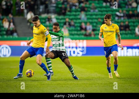 Lissabon, Portugal. Januar 2024. Geny Catamo von Sporting CP (C) und Bernardo Vital (L), Tiago Araujo (R) von Estoril Praia im Spiel der Liga Portugal Betclic zwischen Sporting CP und Estoril Praia im Estadio Jose Alvalade. (Endnote: Sporting CP 5 - 1 Estoril Praia) (Foto: Henrique Casinhas/SOPA Images/SIPA USA) Credit: SIPA USA/Alamy Live News Stockfoto