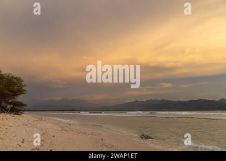 Sonnenuntergang am Strand mit Wolken, Gili Meno, Indonesien Stockfoto