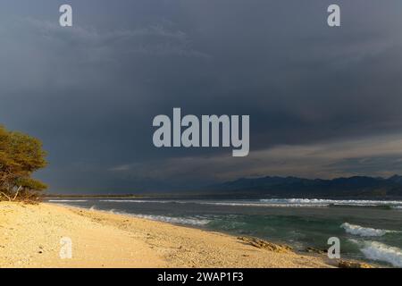 Sonnenuntergang am Strand mit Wolken, Gili Meno, Indonesien Stockfoto