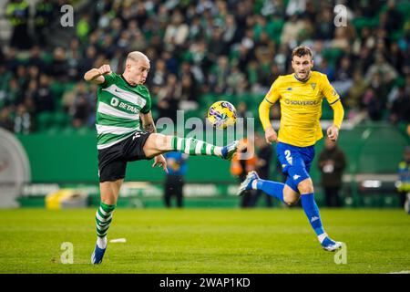 Lissabon, Portugal. Januar 2024. Nuno Santos von Sporting CP (L) und Raul Parra von Estoril Praia (R) wurden während des Liga Portugal Betclic-Spiels zwischen Sporting CP und Estoril Praia im Estadio Jose Alvalade gesehen. (Endnote: Sporting CP 5 - 1 Estoril Praia) (Foto: Henrique Casinhas/SOPA Images/SIPA USA) Credit: SIPA USA/Alamy Live News Stockfoto