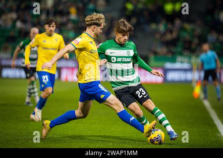 Lissabon, Portugal. Januar 2024. Jordan Holsgrove von Estoril Praia (L) und Daniel Braganca von Sporting CP (R) wurden während des Liga Portugal Betclic-Spiels zwischen Sporting CP und Estoril Praia im Estadio Jose Alvalade gesehen. (Endpunktzahl: Sporting CP 5 - 1 Estoril Praia) Credit: SOPA Images Limited/Alamy Live News Stockfoto