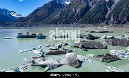 Viele Eisberge schwimmen auf der Oberfläche des Tasman Lake im Tasman Valley Mt Cook National Park Stockfoto