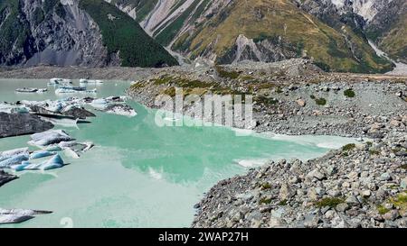 Viele Eisberge schwimmen auf der Oberfläche des Tasman Lake im Tasman Valley Mt Cook National Park Stockfoto