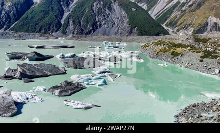 Viele Eisberge schwimmen auf der Oberfläche des Tasman Lake im Tasman Valley Mt Cook National Park Stockfoto