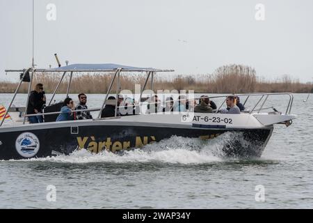 Touristen an Bord eines Touristenbootes auf dem Ebro-Fluss, Ebro-Delta, Katalonien, Spanien Stockfoto