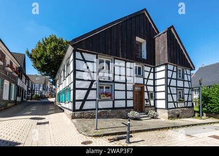 Hattingen, Deutschland - 7. August 2022: Deutsches Architekturviertel mit Fachwerkhäusern in der Nähe des Schlosses Blankenstein in Hattingen, Nordrhein-We Stockfoto