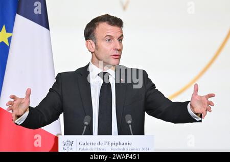 Paris, Frankreich. Januar 2024. Präsident Emmanuel Macron während der traditionellen Epiphany-Tortenzeremonie im Elysee-Palast in Paris, Frankreich am 5. Januar 2024. Foto: Jacques Witt/Pool/ABACAPRESS.COM Credit: Abaca Press/Alamy Live News Stockfoto