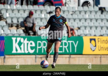 Adelaide, Australien. Januar 2024. Adelaide, Australien, 6. Januar 2024: Rebekah Stott (13 Melbourne City) kontrolliert den Ball während des Liberty A-League-Spiels zwischen Adelaide United und Melbourne City im Marden Sports Complex in Adelaide, Australien (Noe Llamas/SPP) Credit: SPP Sport Press Photo. /Alamy Live News Stockfoto