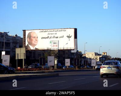 Kairo, Ägypten, 15. Dezember 2023: Banner für die ägyptische Präsidentschaftswahl, Werbung für die ägyptische Präsidentschaftswahl 2024 in der Nähe der Monorail Sit Stockfoto