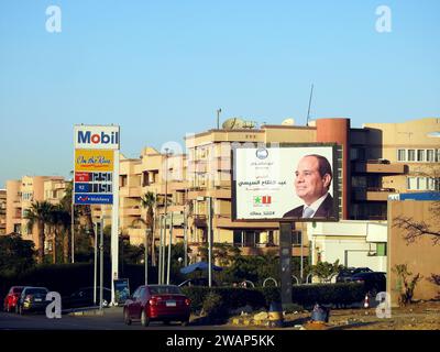 Kairo, Ägypten, 15. Dezember 2023: Banner für die ägyptische Präsidentschaftswahl, Werbung für die ägyptische Präsidentschaftswahl 2024 in der Nähe der Monorail Sit Stockfoto