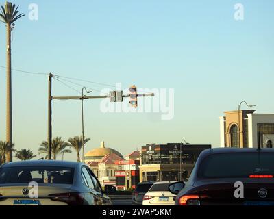 Kairo, Ägypten, 15. Dezember 2023: Verkehrszeichen in ägyptischen Straßen, Autobahnmobilität und Staukonzept, Straßen von Kairo und Verkehr von Autos A Stockfoto