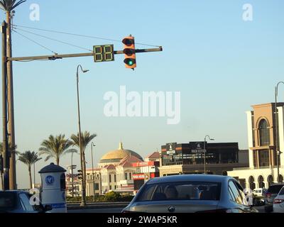 Kairo, Ägypten, 15. Dezember 2023: Verkehrszeichen in ägyptischen Straßen, Autobahnmobilität und Staukonzept, Straßen von Kairo und Verkehr von Autos A Stockfoto