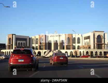 Kairo, Ägypten, 15. Dezember 2023: Saja Boulevard Mall in New Cairo City, nahe Rehab City, mit einer Fläche von ca. 24000 m2, das neue Saja Mall mit Stockfoto