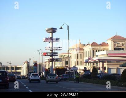 Kairo, Ägypten, 15. Dezember 2023: Tankstelle am Chillout Boulevard in der Nähe der Saja Boulevard Mall in New Cairo Stockfoto