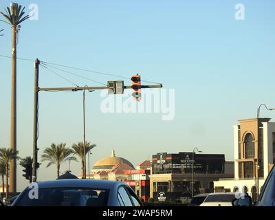 Kairo, Ägypten, 15. Dezember 2023: Verkehrszeichen in ägyptischen Straßen, Autobahnmobilität und Staukonzept, Straßen von Kairo und Verkehr von Autos A Stockfoto