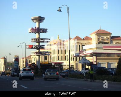 Kairo, Ägypten, 15. Dezember 2023: Tankstelle am Chillout Boulevard in der Nähe der Saja Boulevard Mall in New Cairo Stockfoto