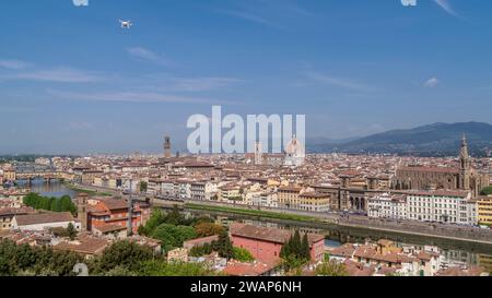 Herrlicher Panoramablick auf das historische Zentrum von Florenz, Toskana, Italien, von der Piazzale Michelangelo aus, an einem sonnigen Tag und bei einem Drohnenflug Stockfoto