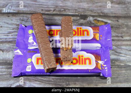 Kairo, Ägypten, 1. Januar 2024: Mandolinenkeks bedeckt mit Karamell und Schokolade, Cadbury Mandolinriegel mit Zutaten von Stockfoto