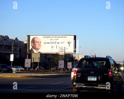 Kairo, Ägypten, 15. Dezember 2023: Banner für die ägyptische Präsidentschaftswahl, Werbung für die ägyptische Präsidentschaftswahl 2024 in der Nähe der Monorail Sit Stockfoto