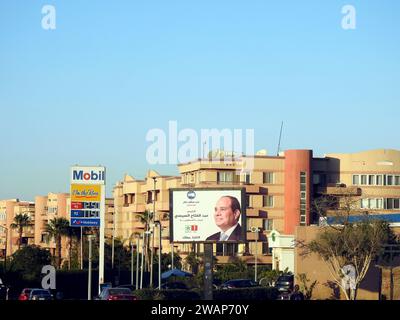 Kairo, Ägypten, 15. Dezember 2023: Banner für die ägyptische Präsidentschaftswahl, Werbung für die ägyptische Präsidentschaftswahl 2024 in der Nähe der Monorail Sit Stockfoto