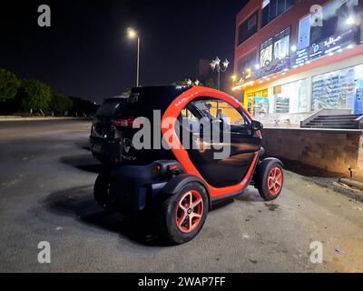 Kairo, Ägypten, 12. Oktober 2023: Der Renault Twizy, ein zweisitziges Elektroauto, das von Renault entwickelt und vermarktet wurde, ein leichtes oder schweres Vierrad-Fahrzeug Stockfoto