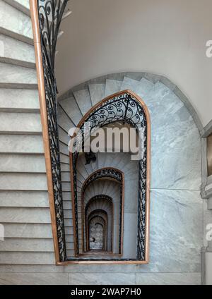 Treppe um 1900 mit einem schmiedeeisernen Geländer, in einem Wohngebäude, Genua, Italien, Europa Stockfoto