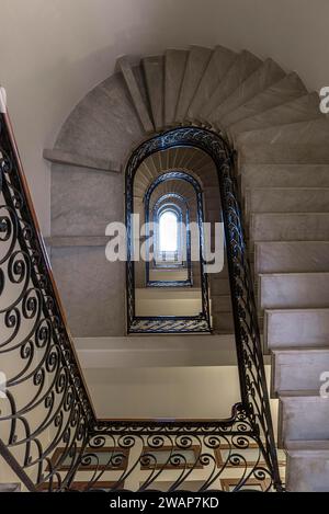 Treppe um 1900 mit einem schmiedeeisernen Geländer, in einem Wohngebäude, Genua, Italien, Europa Stockfoto