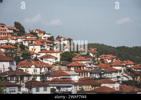 Gebäude auf einem Hügel in der Stadt Krushevo in Nordmakedonien, mit wunderschönen Terrakotta-Dächern und Bäumen auf den Hügeln. Aufgenommen im Oktober. Stockfoto