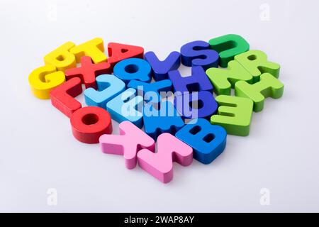 Bunte Buchstaben Bausteine Form Herz auf weißem Hintergrund Stockfoto
