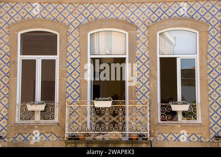 In Aveiro, Portugal, am 30-08-2023- schönes Fenster eines historischen Gebäudes in Aveiro, dekoriert mit Azulejos Fliesen Stockfoto