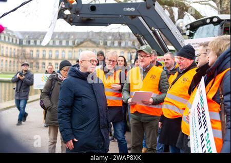 Stuttgart 125. Ordentlicher Landesparteitag, am Dreikoenigskundgebung der Freien Demokraten. 6. Januar 2024 im Stuttgarter Opernhaus, Dreikoenigstreffen der Freien Demokraten 2024, GER Michael Theurer MDB, Landesvorsitzender der FDP Baden-Württemberg im Dialog mit demonstrierenden Bauern Dreikoenigskundgebung der Freien Demokraten. 6. Januar 2024 im Stuttgarter Opernhaus, Dreikoenigstreffen der Freien Demokraten 2024, GER *** Stuttgart 125 ordentliche Landesparteikonferenz, am 6. Januar 2024 im Stuttgarter Opernhaus, Dreijahresversammlung der Freien Demokraten 2024, GER Michael Theurer MDB, St. Stockfoto