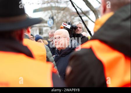 Stuttgart 125. Ordentlicher Landesparteitag, am Dreikoenigskundgebung der Freien Demokraten. 6. Januar 2024 im Stuttgarter Opernhaus, Dreikoenigstreffen der Freien Demokraten 2024, GER Michael Theurer MDB, Landesvorsitzender der FDP Baden-Württemberg im Dialog mit demonstrierenden Bauern Dreikoenigskundgebung der Freien Demokraten. 6. Januar 2024 im Stuttgarter Opernhaus, Dreikoenigstreffen der Freien Demokraten 2024, GER *** Stuttgart 125 ordentliche Landesparteikonferenz, am 6. Januar 2024 im Stuttgarter Opernhaus, Dreijahresversammlung der Freien Demokraten 2024, GER Michael Theurer MDB, St. Stockfoto