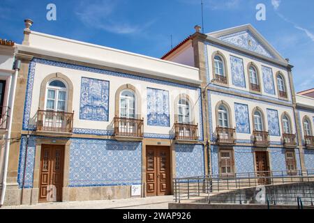 In Aveiro, Portugal, am 30-08-2023-wunderschöne Fassade eines historischen Gebäudes in Aveiro, dekoriert mit Azulejos-Fliesen Stockfoto