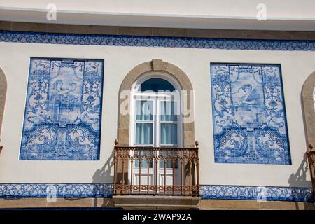 In Aveiro, Portugal, am 30-08-2023, wunderschöne Fassade eines historischen Gebäudes in Aveiro, dekoriert mit Azulejos-Fliesen Stockfoto