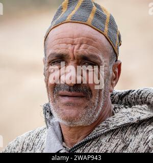 Porträt, Mann mit typisch marokkanischer Kleidung, Marokko, Afrika Stockfoto