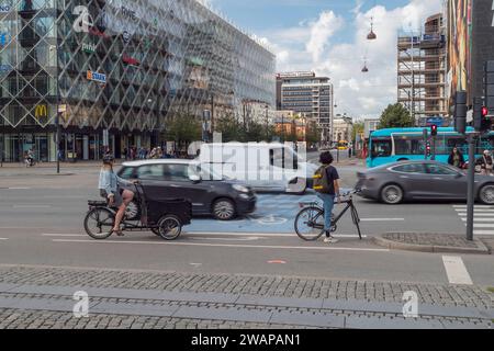 Radfahrer warten an der Kreuzung, bis sich die Ampeln zu ihren Gunsten ändern, in Kopenhagen, Dänemark. Stockfoto