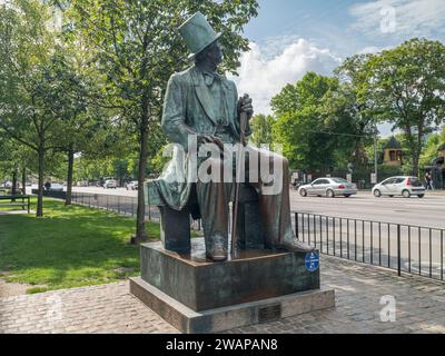 Die Statue von Hans Christian Andersen (von Henry Luckow-Nielsen 1965) auf dem Rathausplatz in Kopenhagen, Dänemark. Stockfoto