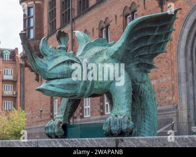 Bronze-Drachenskulptur am Fuß des Rathauses von Kopenhagen, Dänemark. Stockfoto